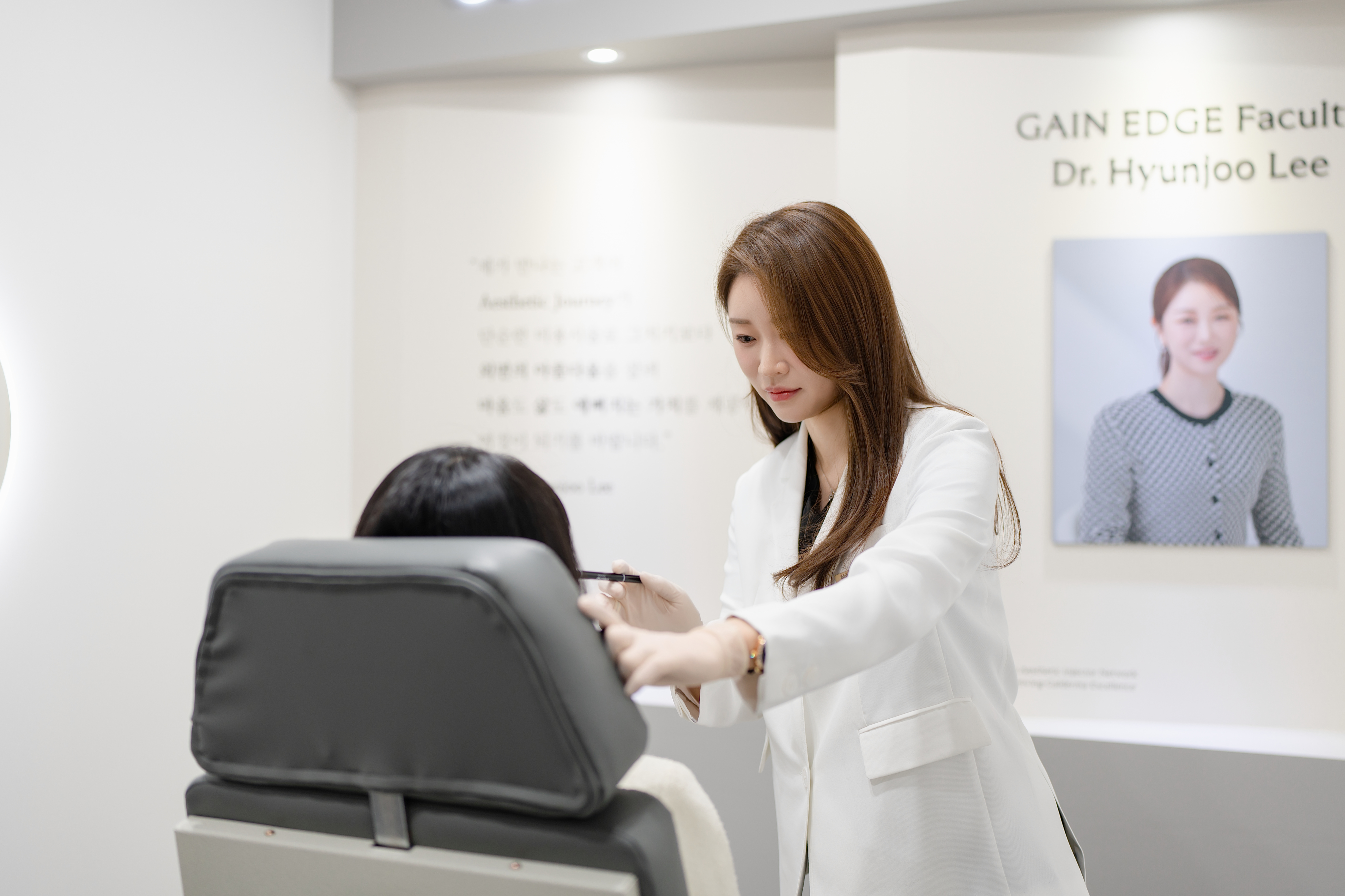 이마 필러 상담 장면