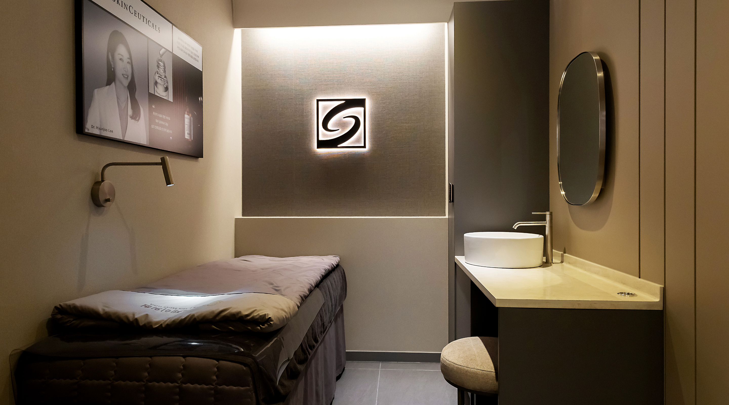 Gold J Clinic single-person treatment room